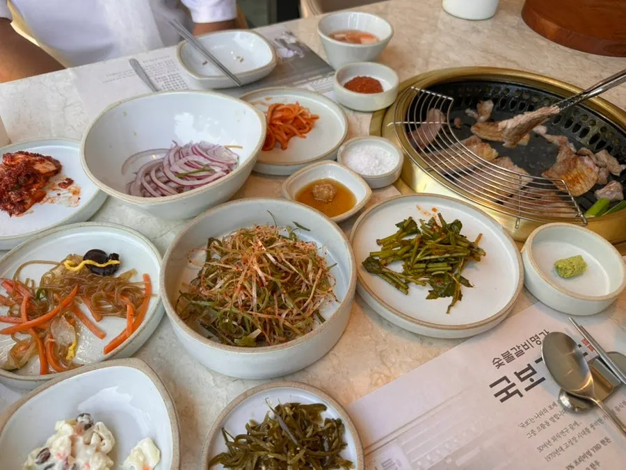 매장 한쪽 후식 코너의 요거트 아이스크림
