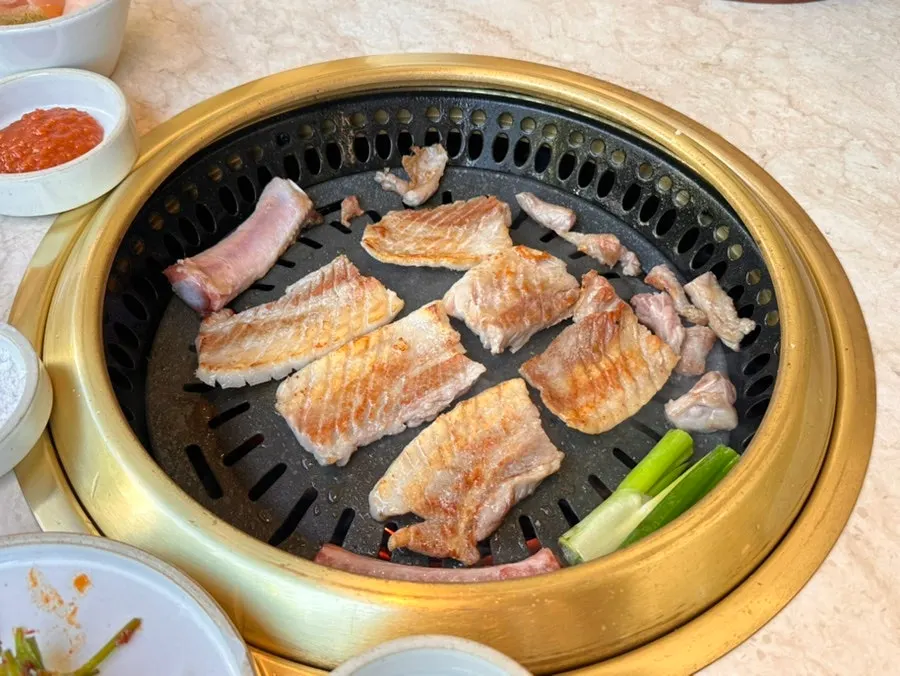 초코 시럽 뿌린 요거트 아이스크림 후식