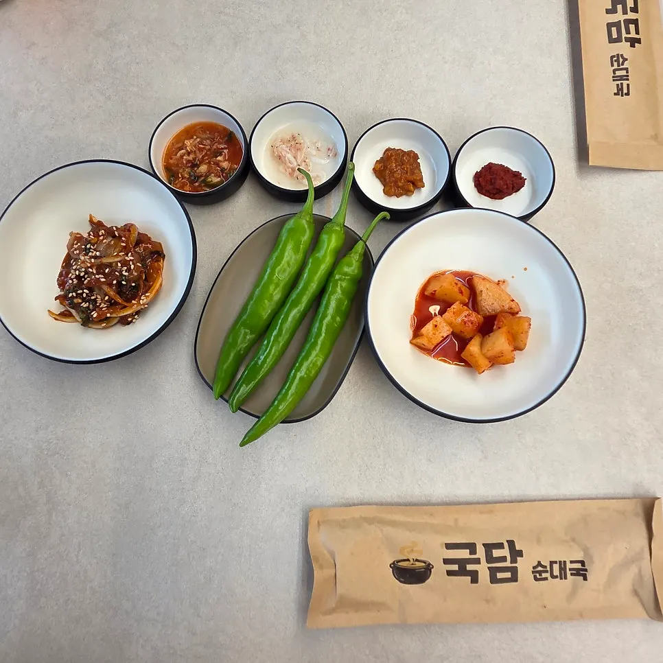 Neatly arranged basic side dishes