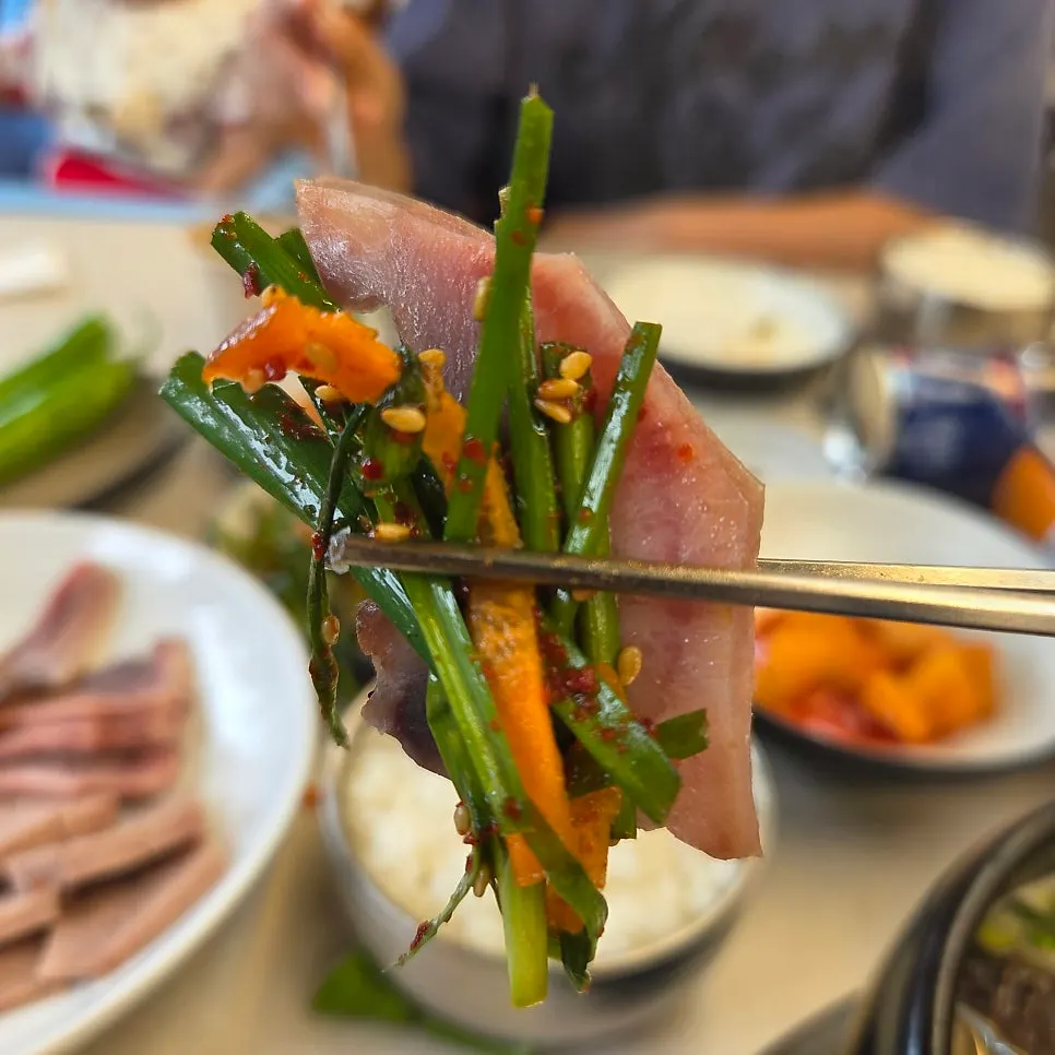 Suyuk eaten together with seasoned chives