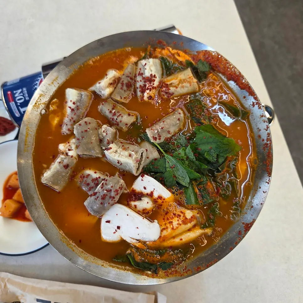 Single-portion gopchang hot pot packed with tripe