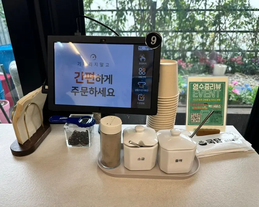 개별 포장된 수저가 놓인 테이블