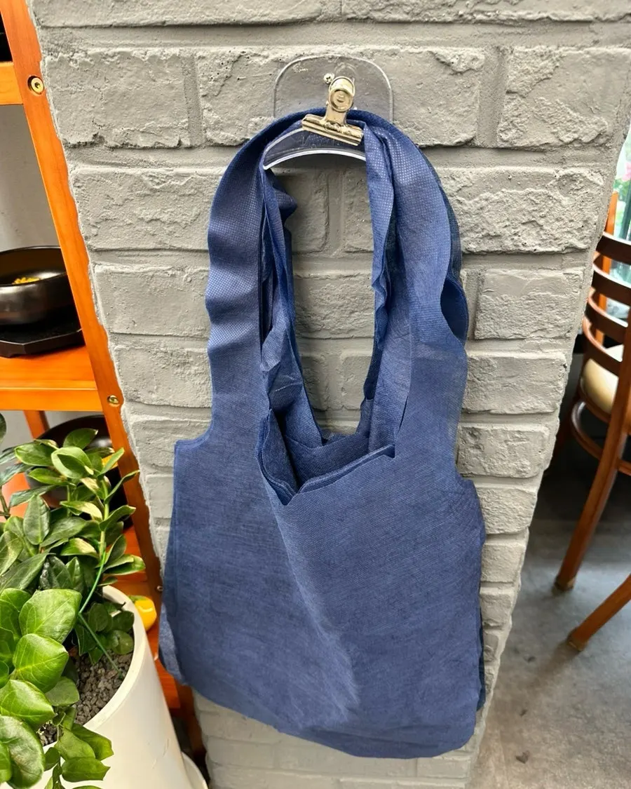 매장 한쪽에 준비된 머리끈과 앞치마