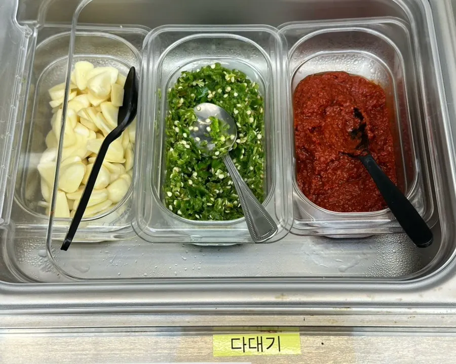 반찬이 놓인 국담순대국 본점 셀프바