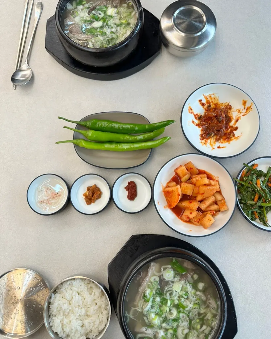 주문한 순대국 두 그릇과 수육 상차림