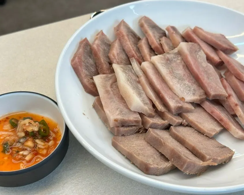 순대국과 수육이 차려진 테이블