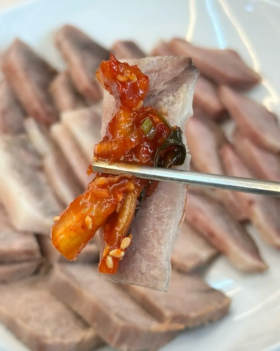 보리쌈장에 찍은 수육 한 점