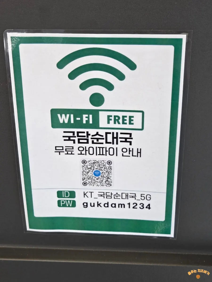 벽면에 걸린 일회용 앞치마