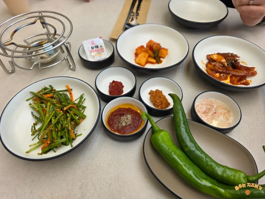 기본 반찬으로 나온 돼지껍데기