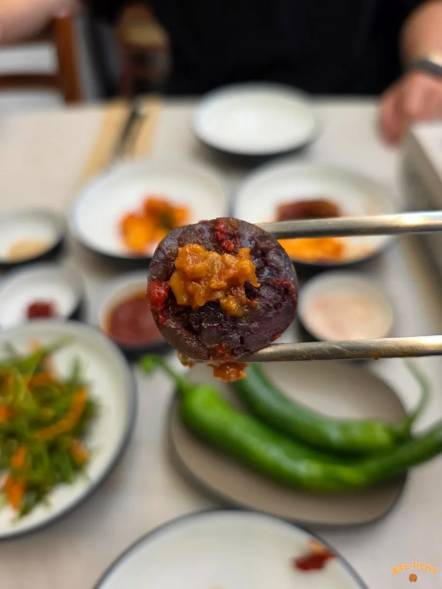 미니 화로에 올려진 찰순대 접시