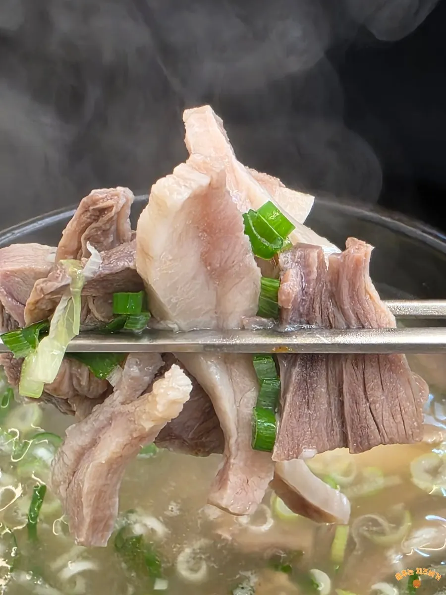 뽀얀 순대국 국물 클로즈업
