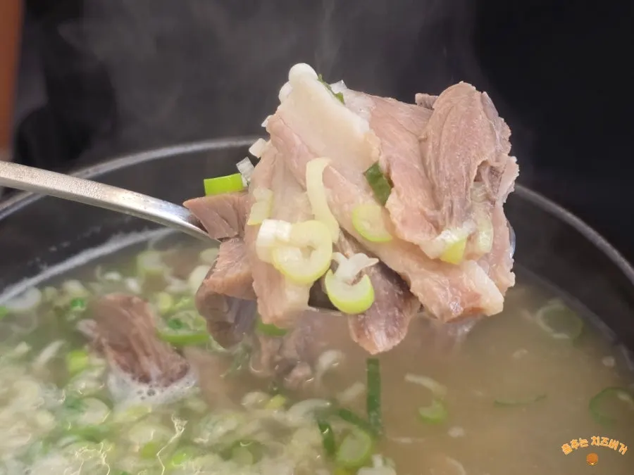 숟가락으로 떠올린 순대국 국물
