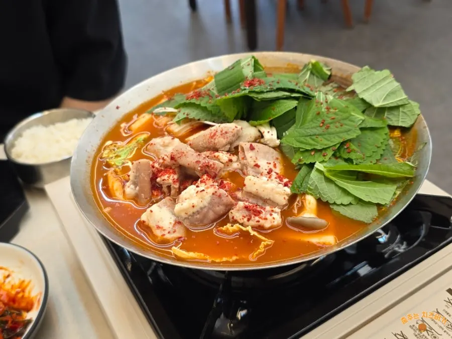 다데기를 풀어 얼큰해진 순대국