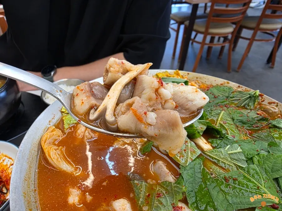 야채와 곱창이 담긴 곱창전골 1인분 냄비