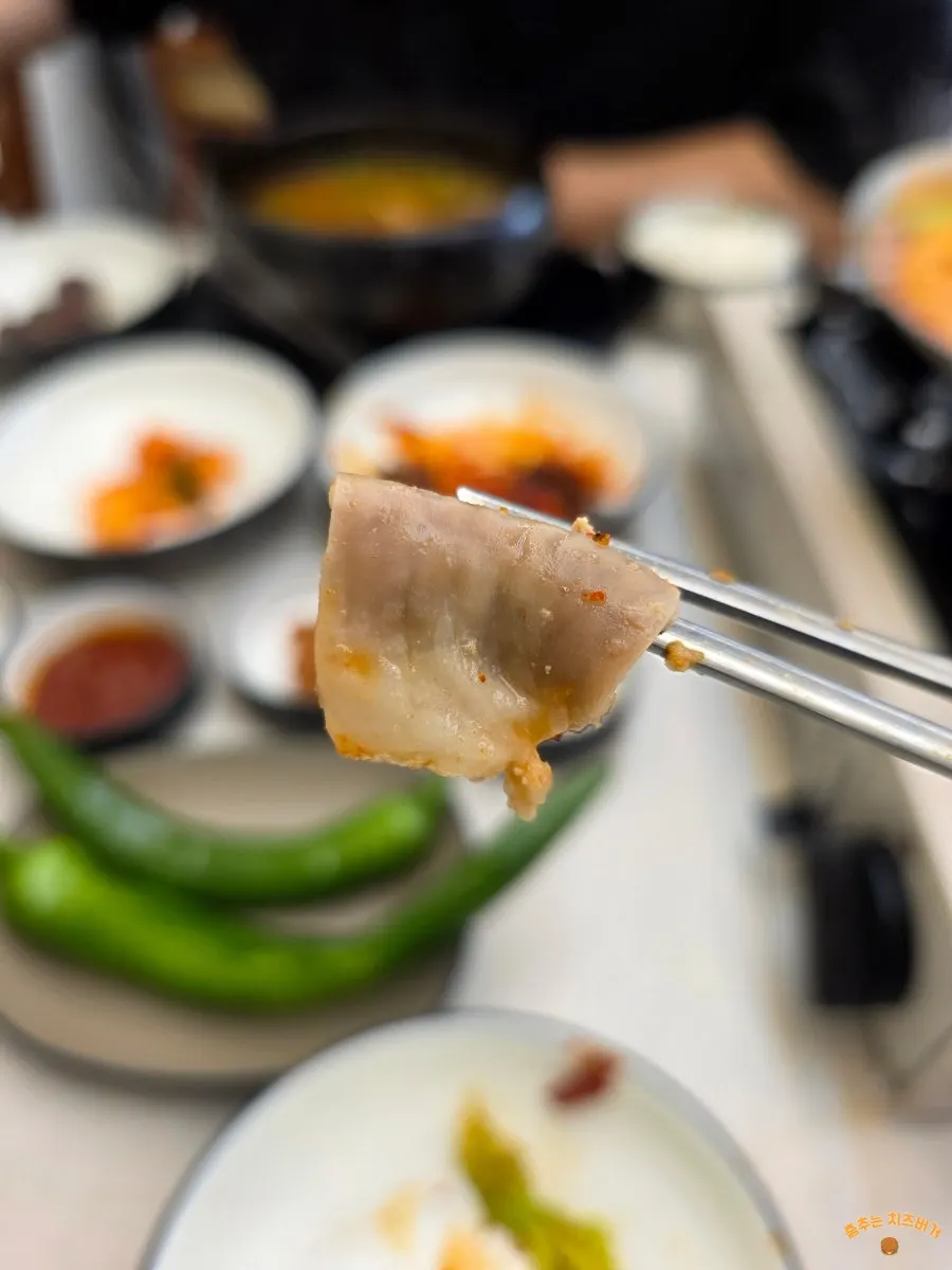 집어 올린 곱창전골 곱창