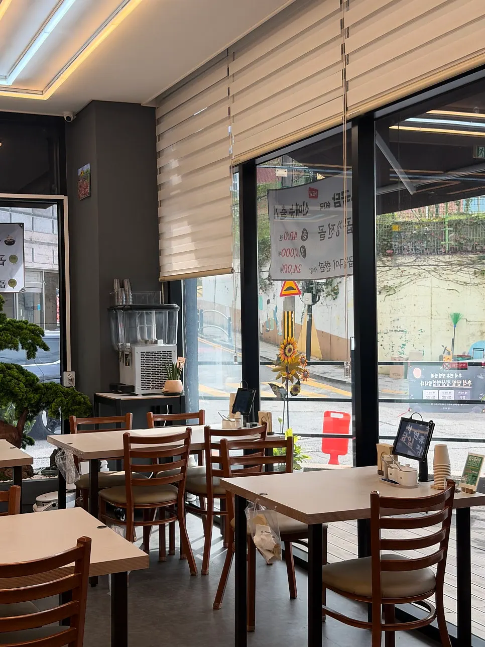 Seating layout at Gukdam Sundaeguk Main Branch in Gansuk-dong