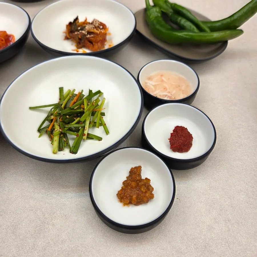 Dipping chapssundae in salt