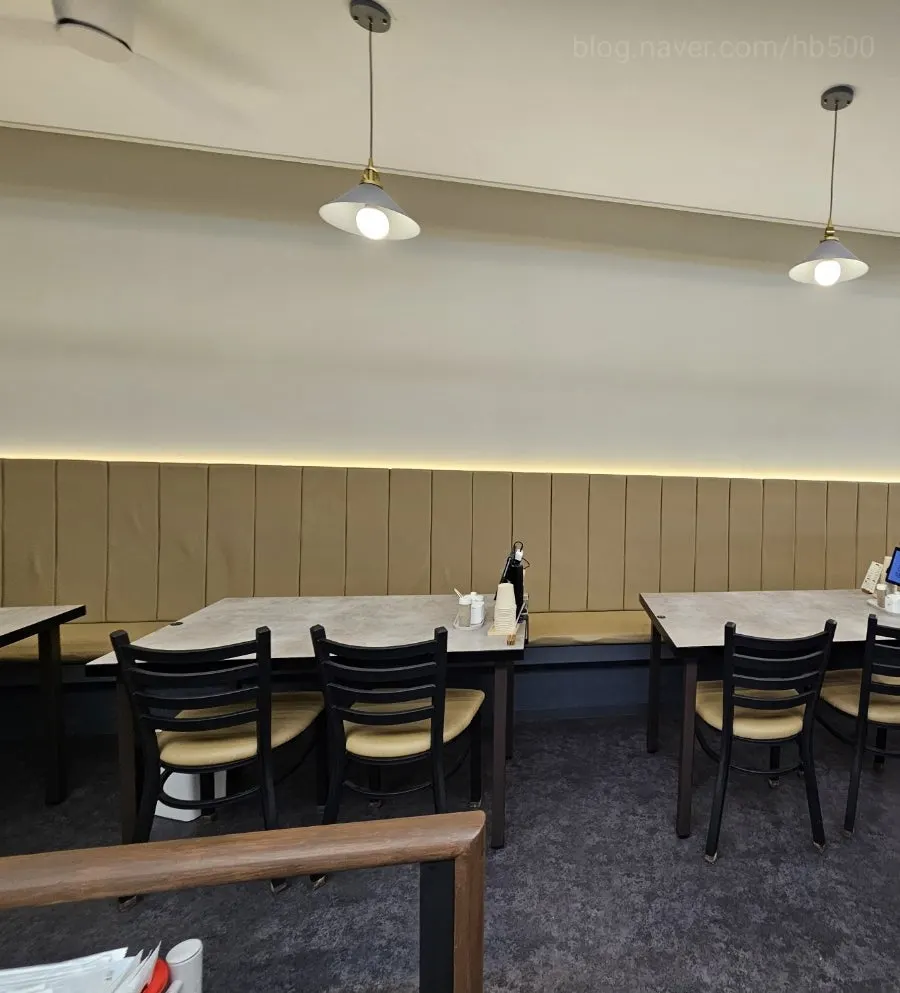 Clean, well-kept interior seating of the sundaeguk restaurant