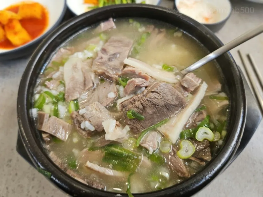 A large chunk of head meat lifted on a spoon