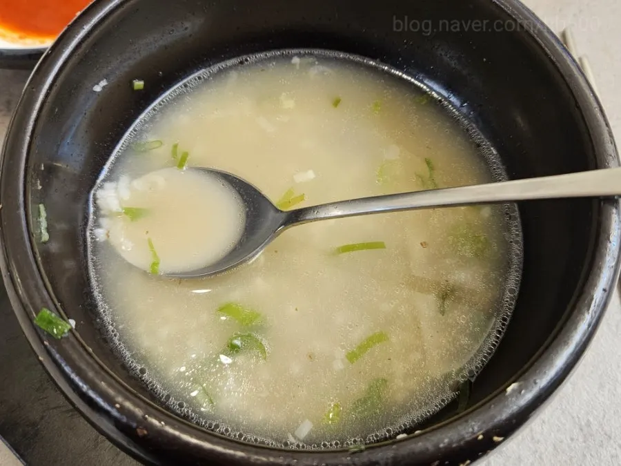 Head meat and sundae pieces inside the soup
