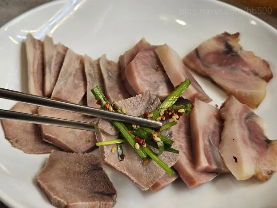 Plate of suyuk made mostly of head meat