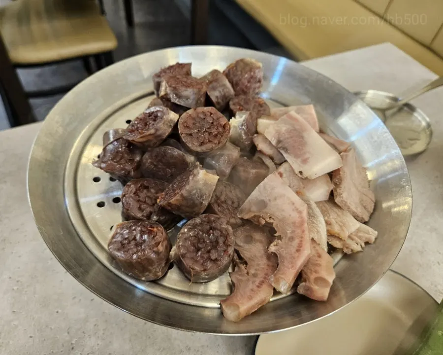 Table spread of sundaeguk, jjal sundae, and suyuk eaten together