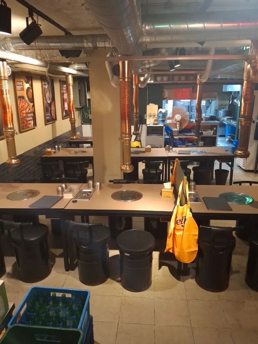 Table seating on the 1st floor of Gukgojip