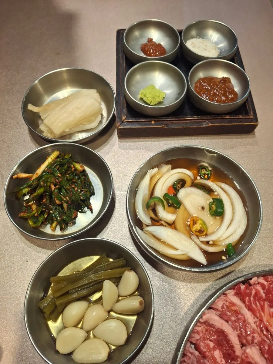 Basic side dishes with well-aged kimchi and green onion kimchi