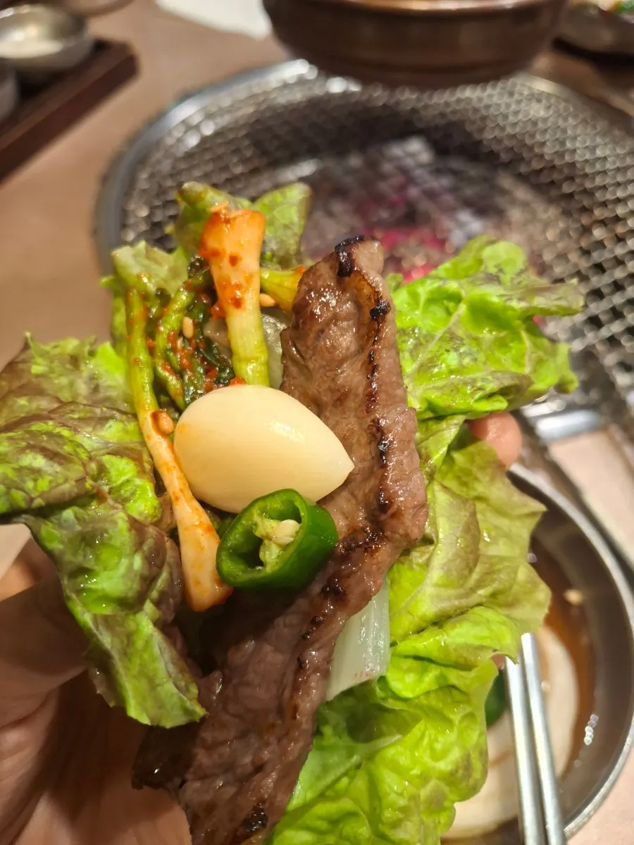 Grilled beef short rib meat wrapped in lettuce