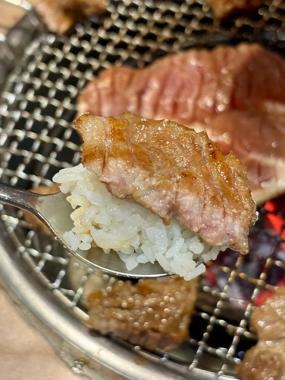 양념갈비 쌈과 양파 곁들인 한 점