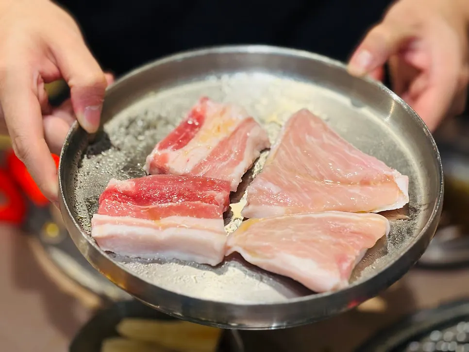 흰밥에 올린 양념갈비 한 점