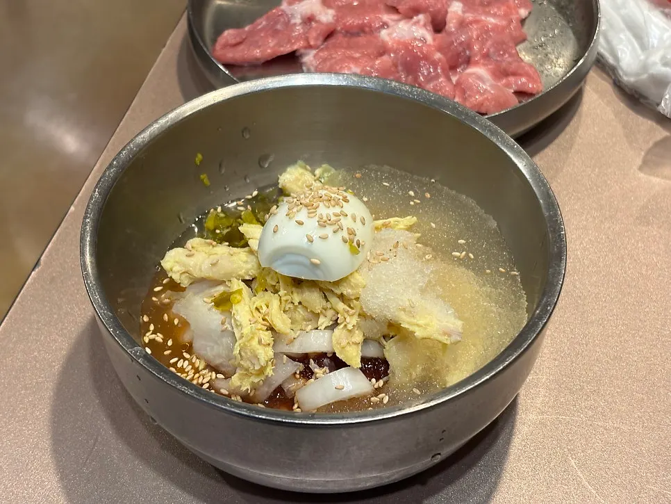 불판 위 가브리살과 곁들임