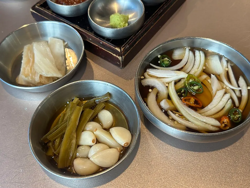 백김치와 파김치 등 국고집 밑반찬 한 상