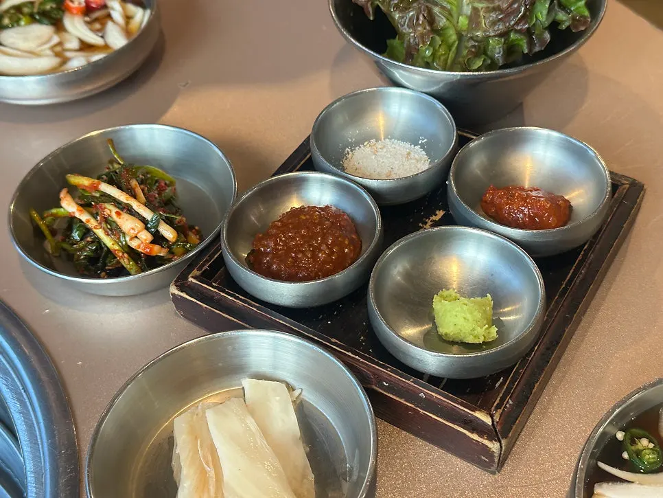 와사비와 갈치속젓, 쌈장, 소금 곁들임 양념