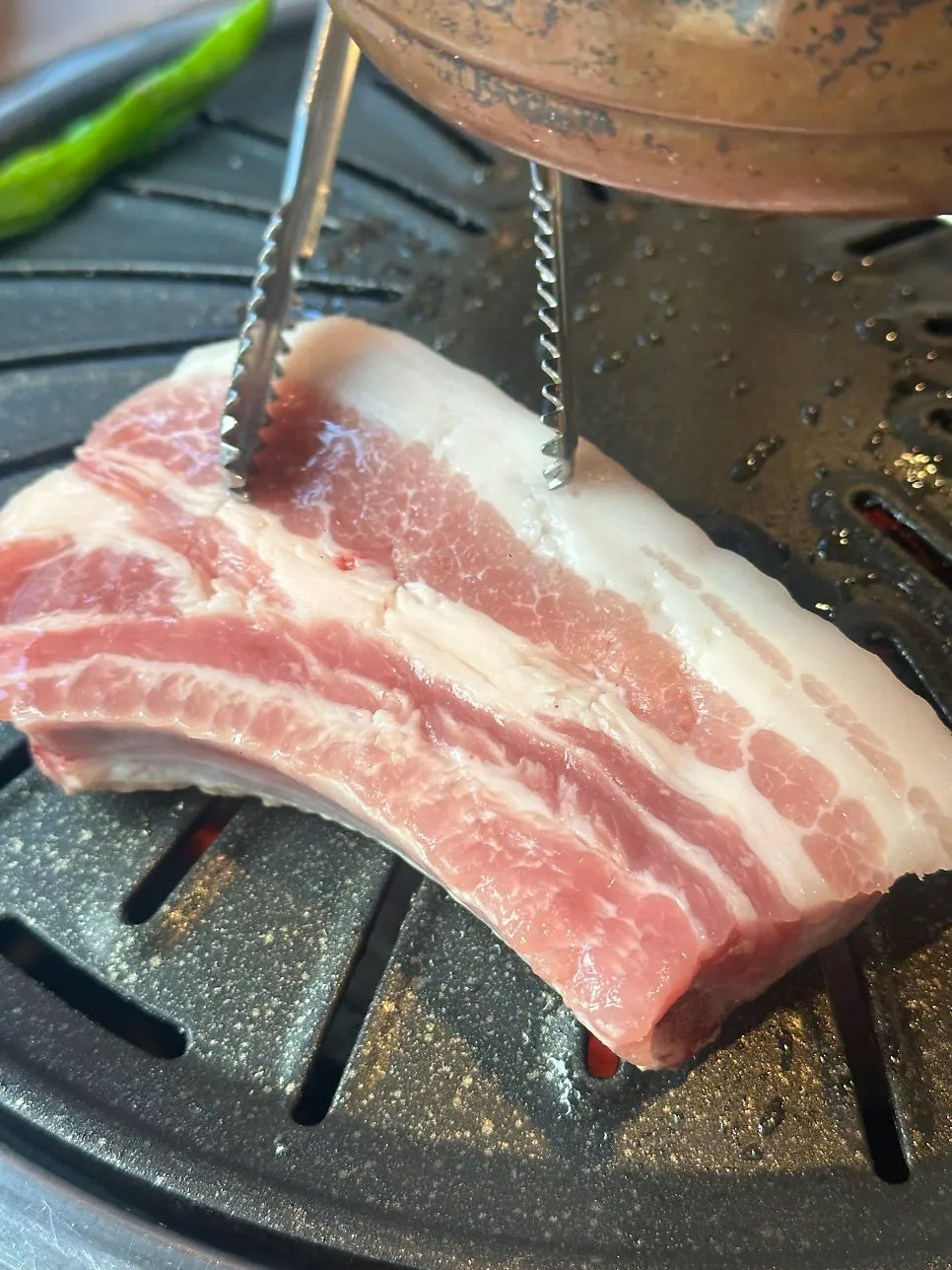 두툼한 돼지 수제생갈비 접시