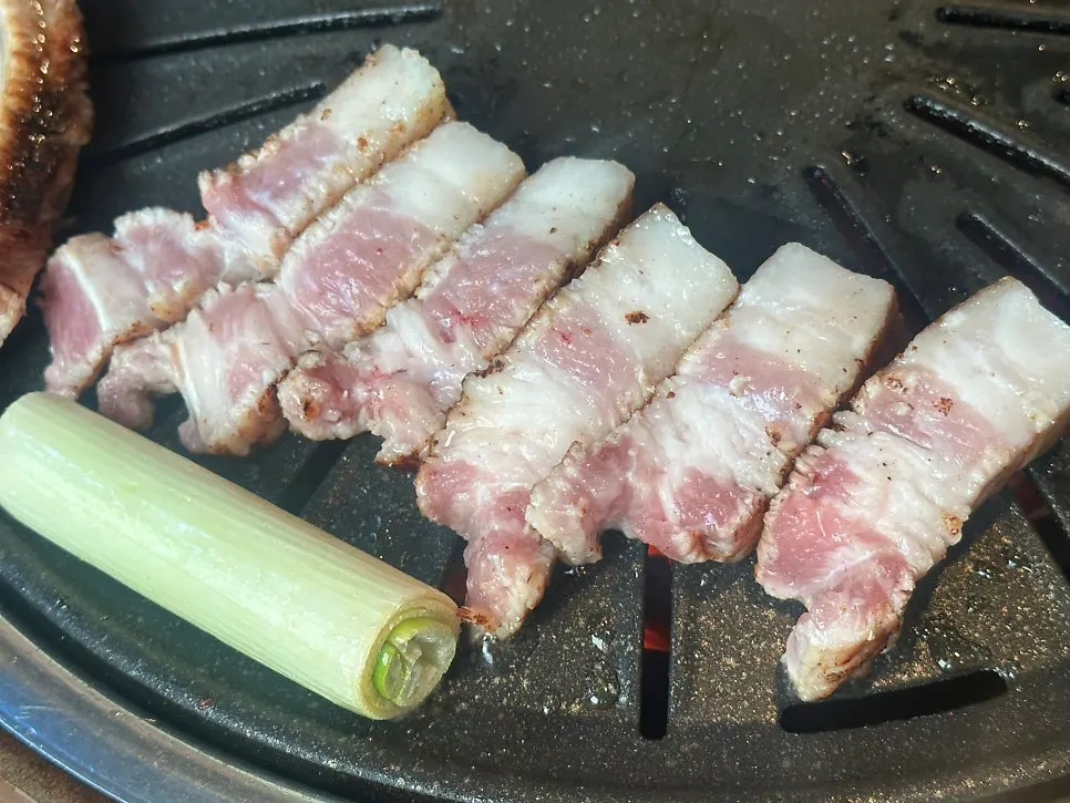 숯불에 올린 생갈비와 대파, 꽈리고추