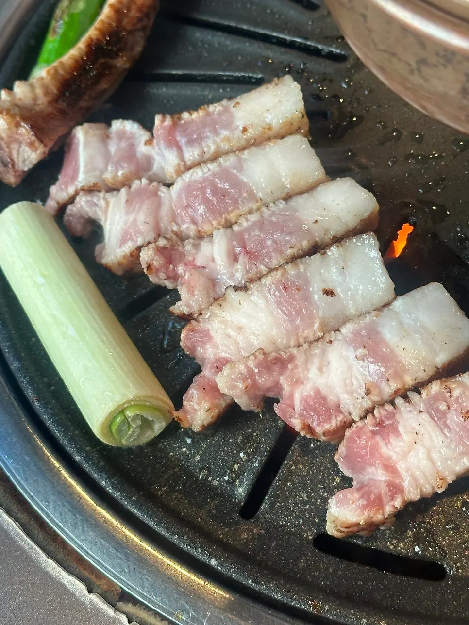 숯불에서 익어가는 두툼한 생갈비