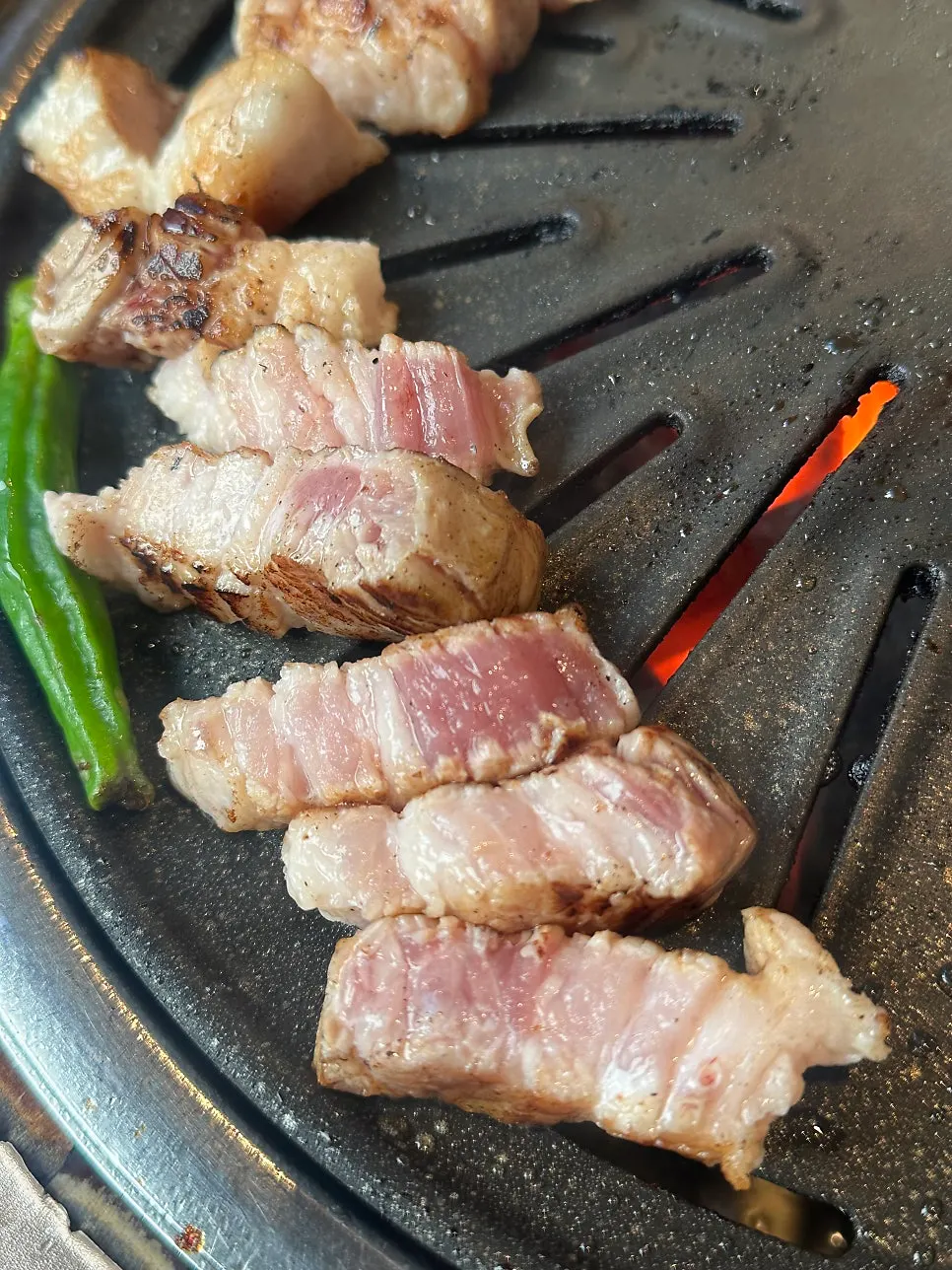 육즙이 흐르는 구운 돼지생갈비