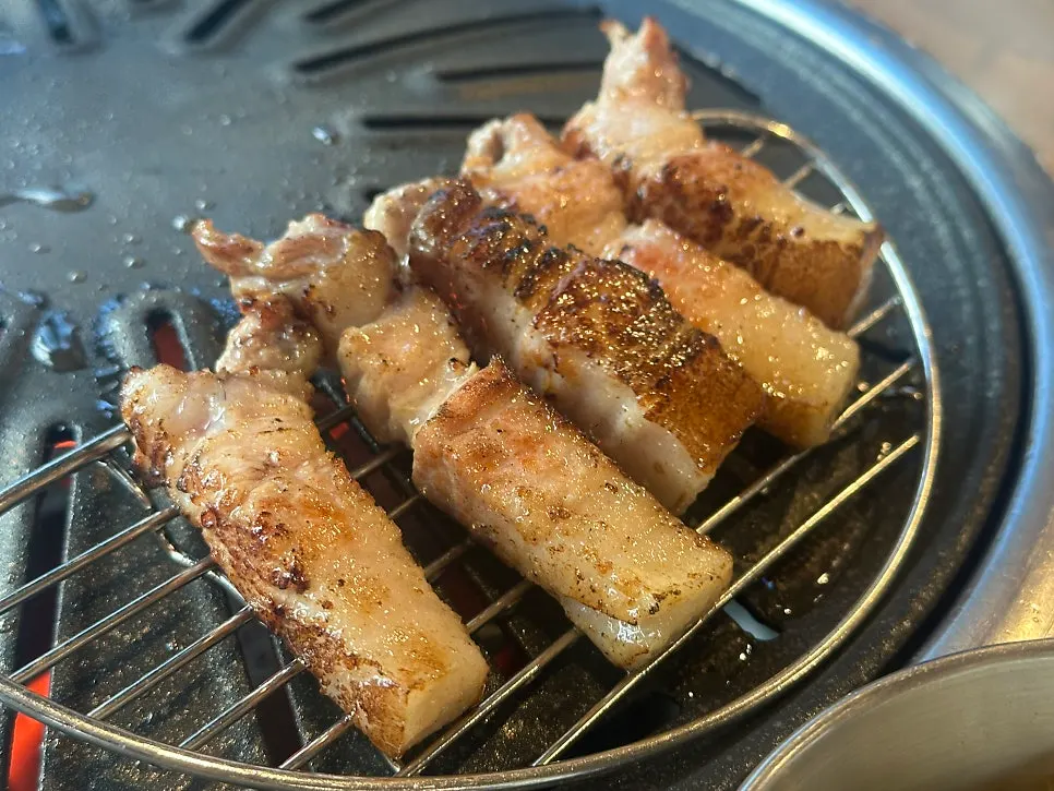 다 익은 고기를 빼둘 수 있는 받침대