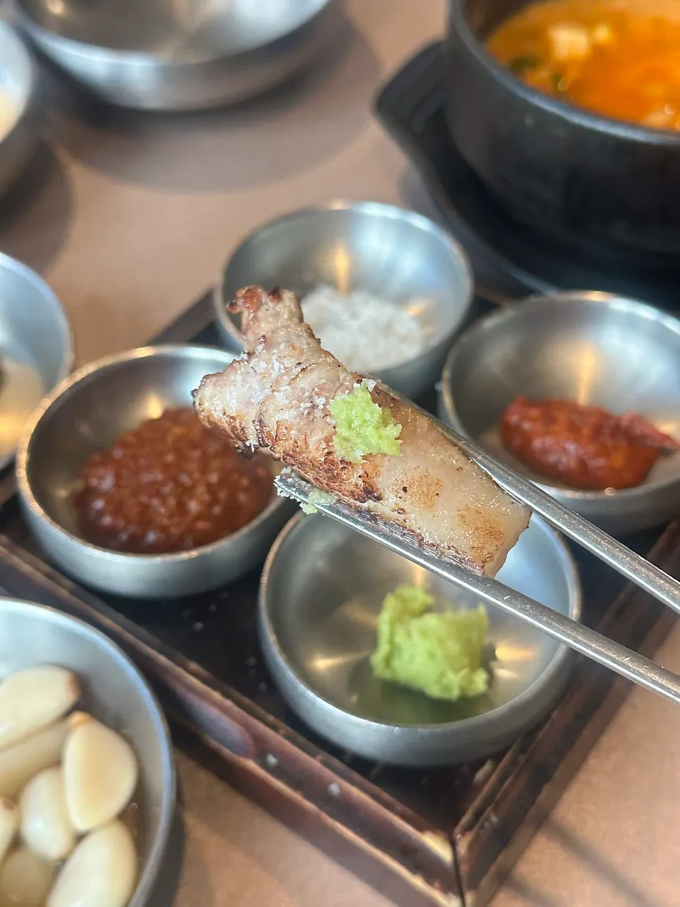 소금과 갈치속젓에 곁들인 생갈비 한 점