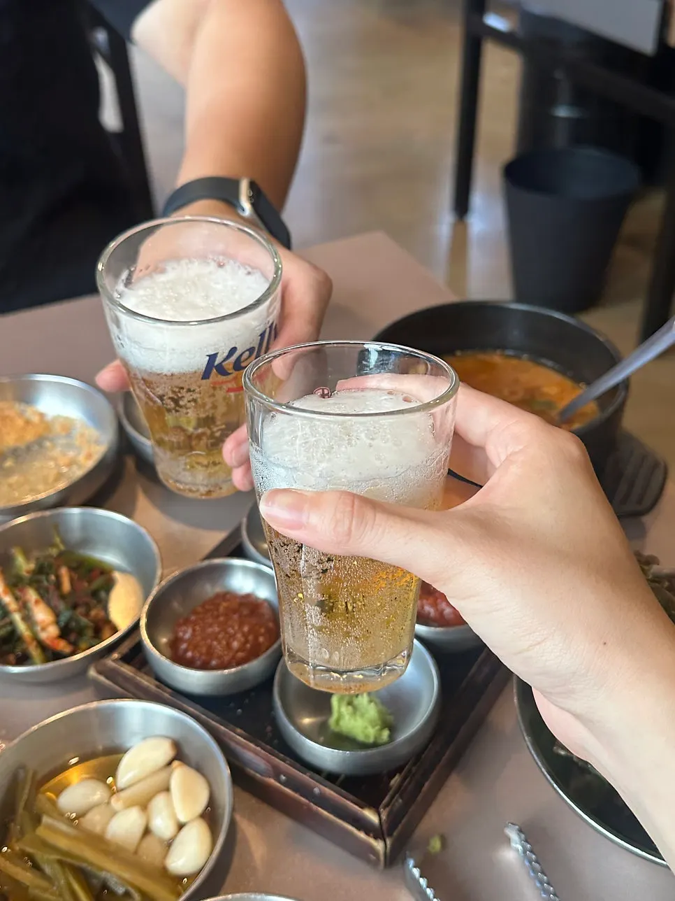 구운 고기와 함께한 맥주 한 잔