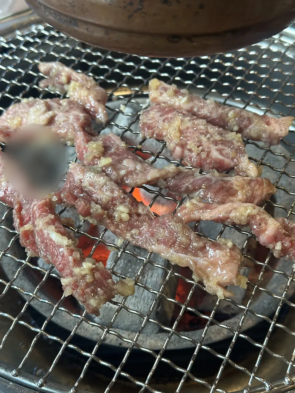 숯불에 올린 양념 소갈비살