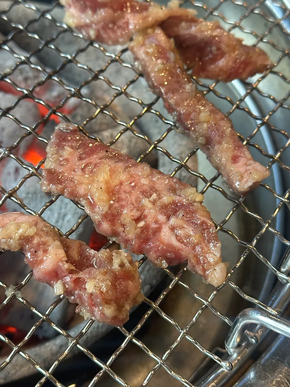 익은 양념 소갈비살 근접 사진