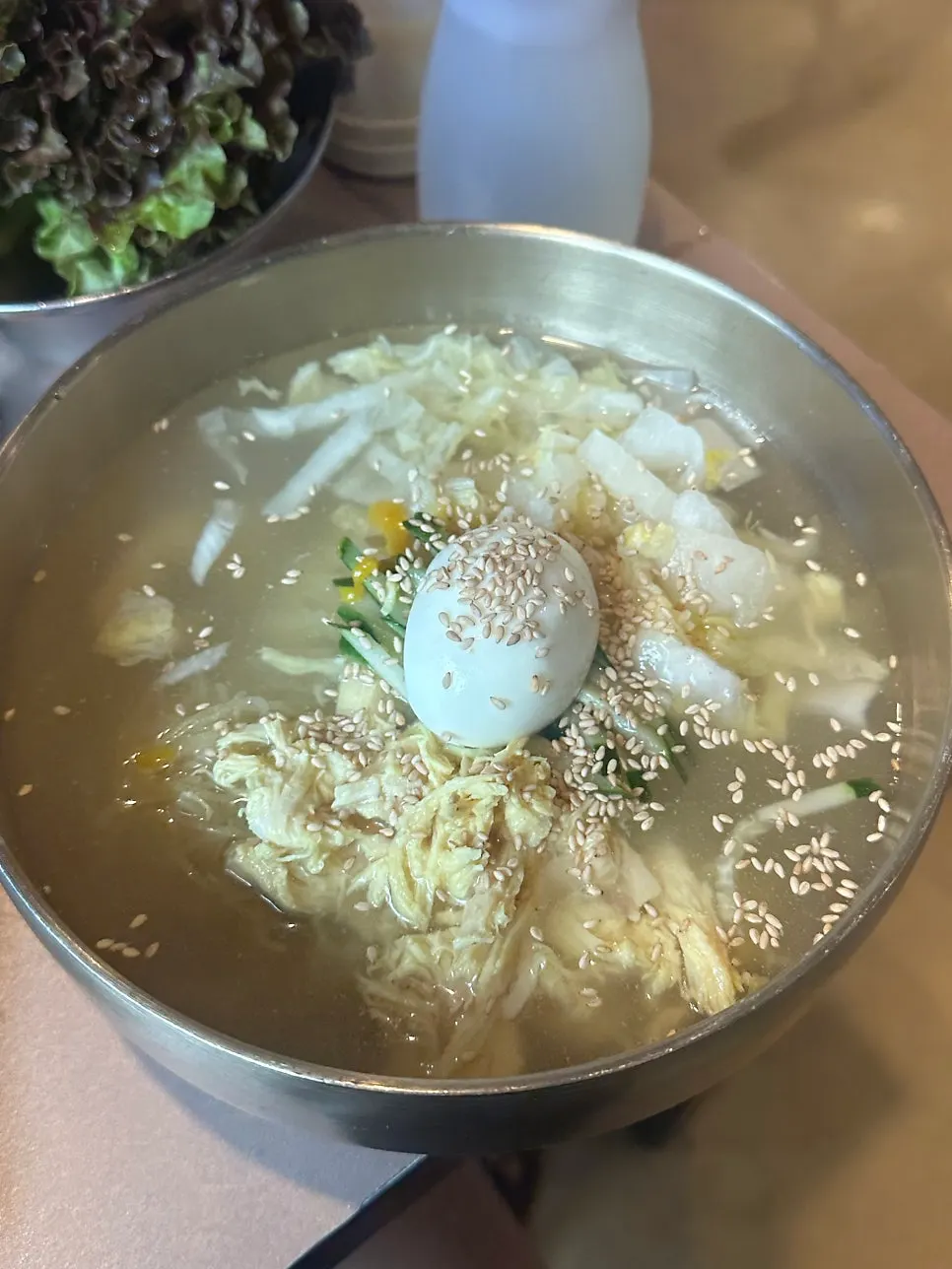 찰보리면과 고명이 담긴 초계냉면