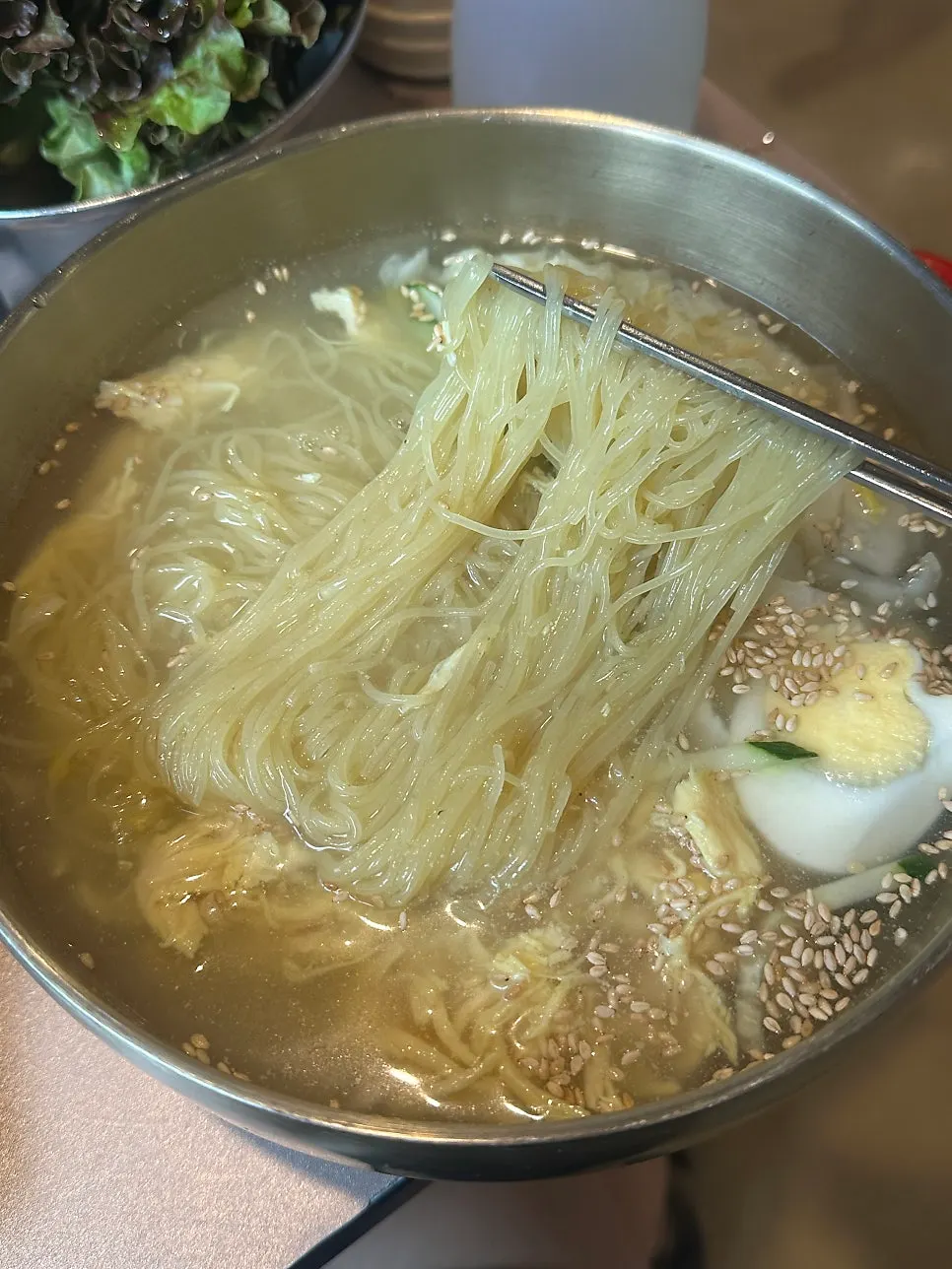 고기와 초계냉면이 함께 놓인 국고집 상차림