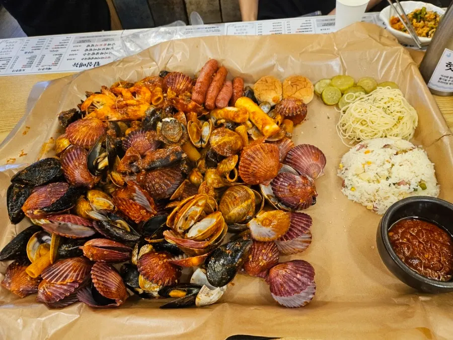 The small seafood boiling arriving at the table