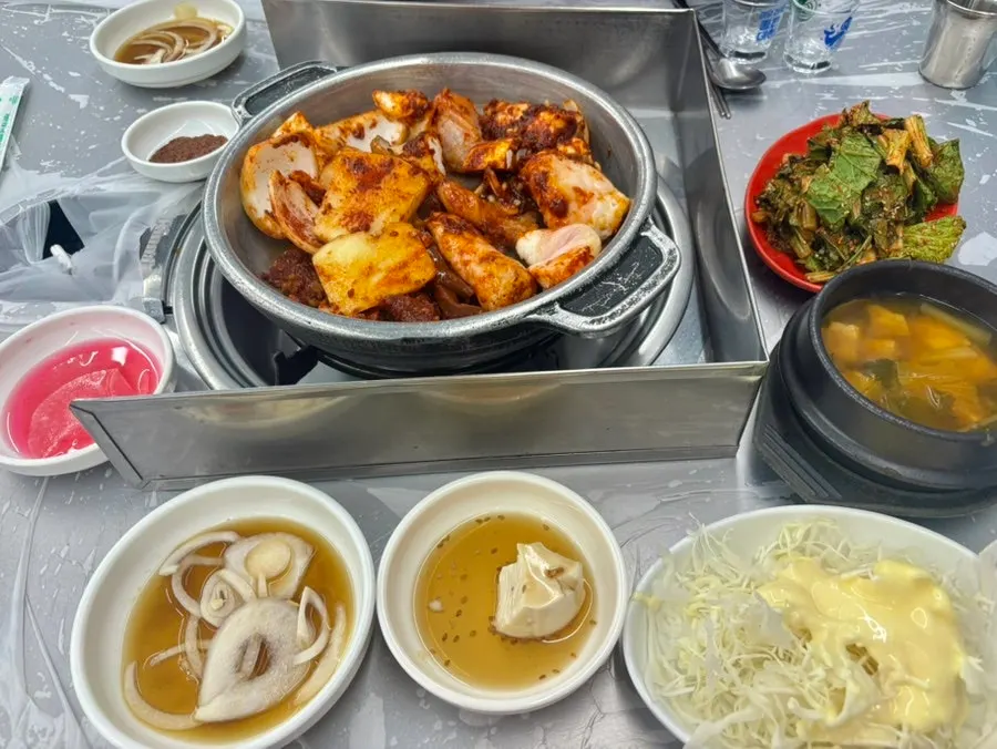 Daechang, gopchang, corazón y verduras con salsa sobre la parrilla de piedra