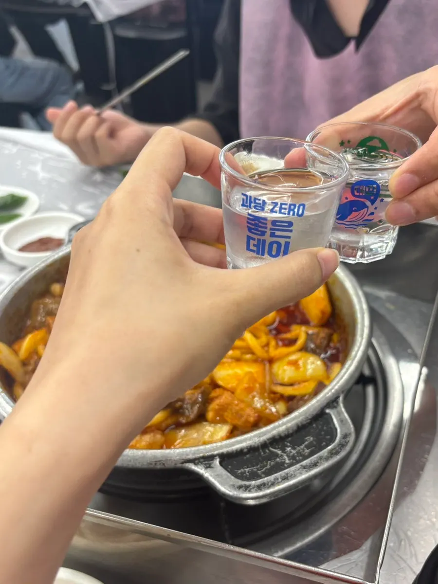 Corazón con salsa sujeto con los palillos