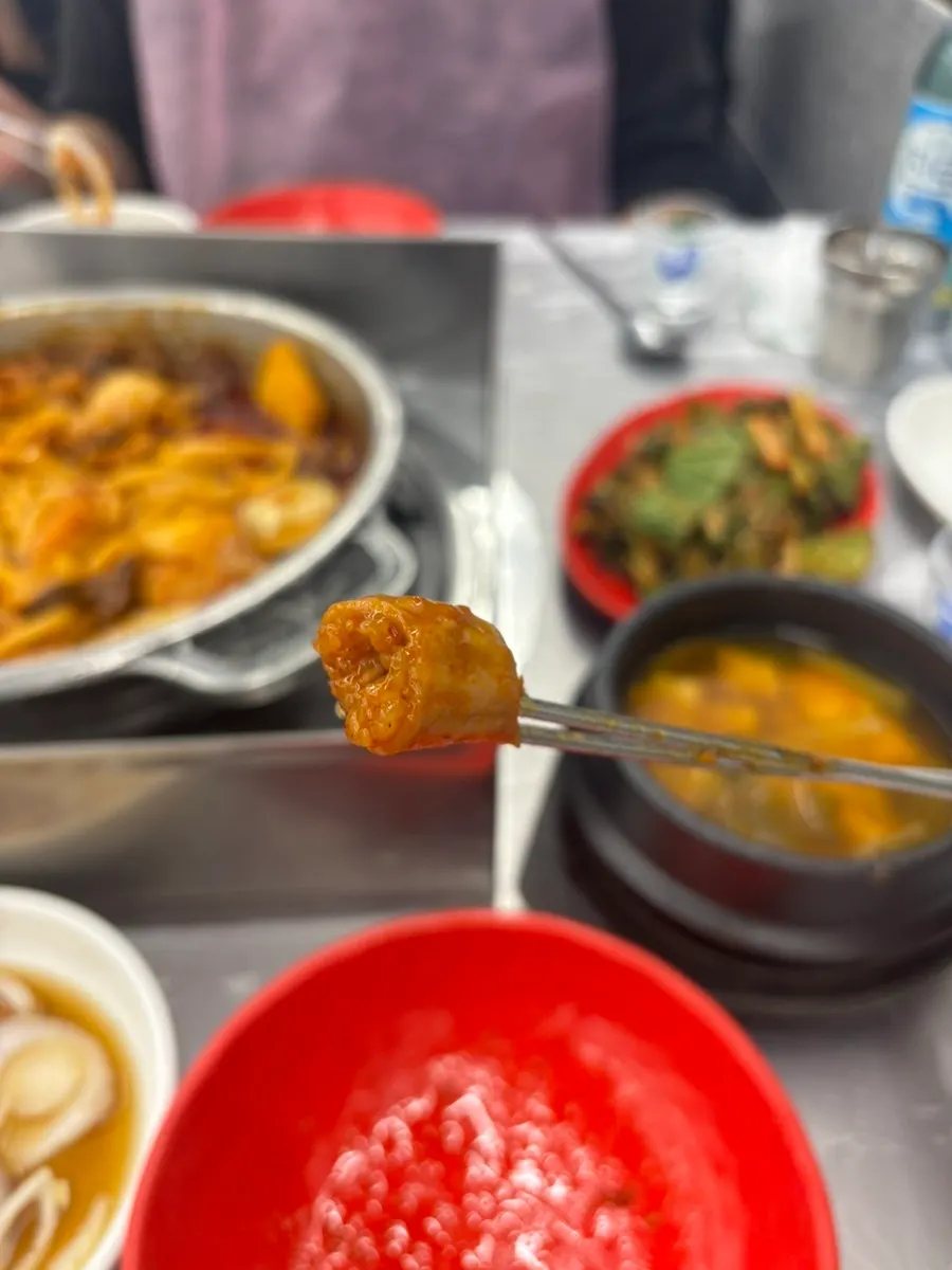 Trozo de daechang bien impregnado de salsa