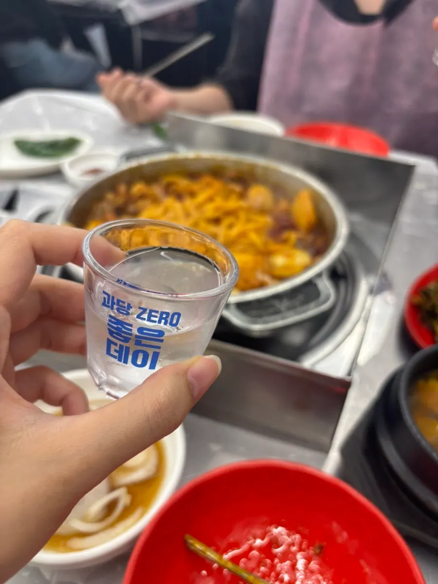 Mesa de yangopchang acompañada de una copa de soju
